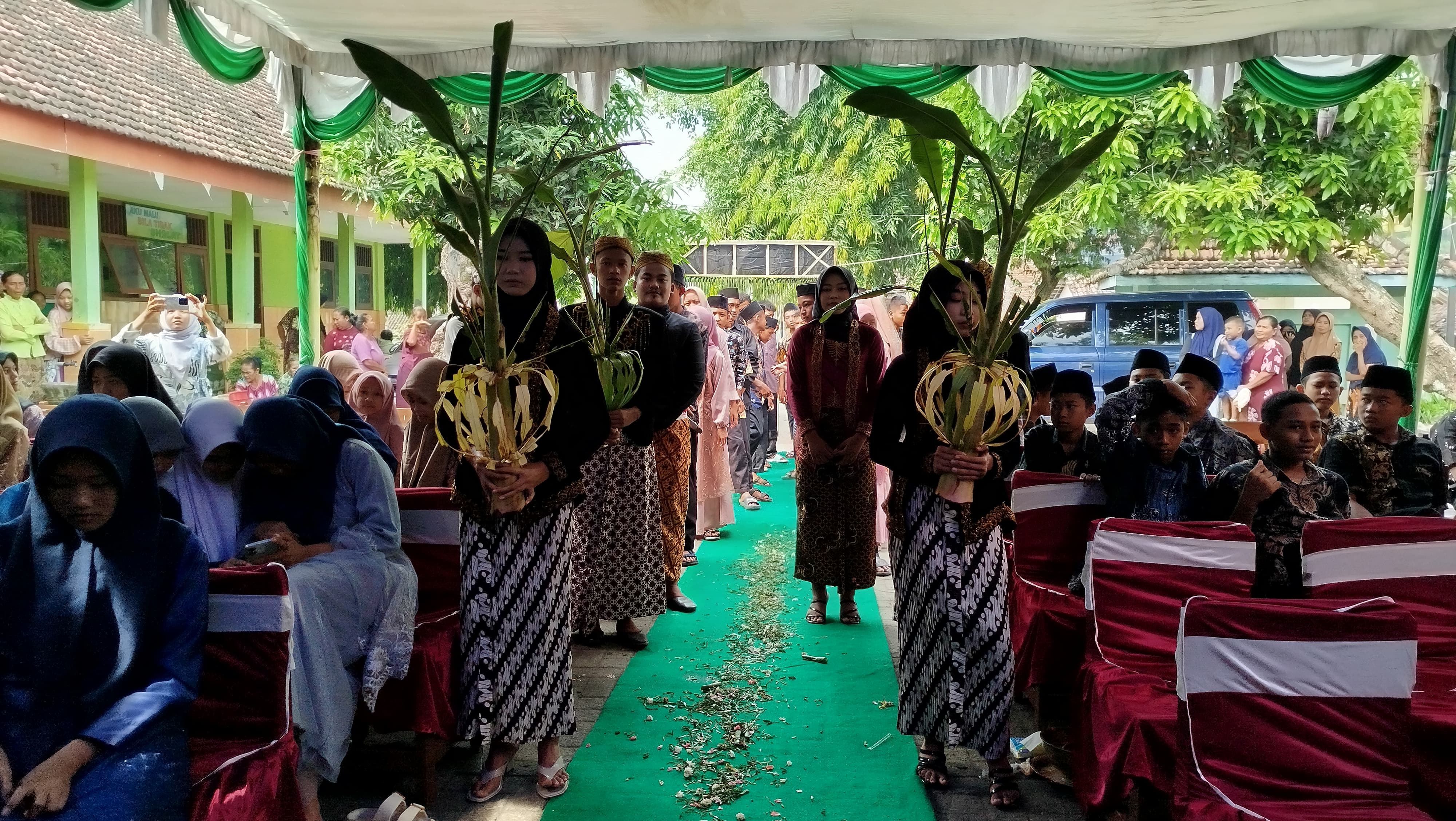 LESTARIKAN BUDAYA: Para siswa saat melaksanakan acara Kamis Budaya Adicoro Panggih Manten, Kamis (10/3) pagi.