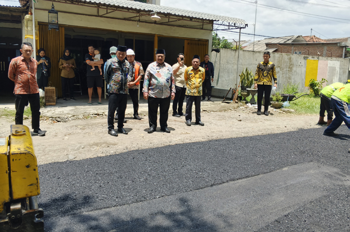 Bupati Jombang Warsubi saat sidak perbaikan jalan beberapa waktu lalu.