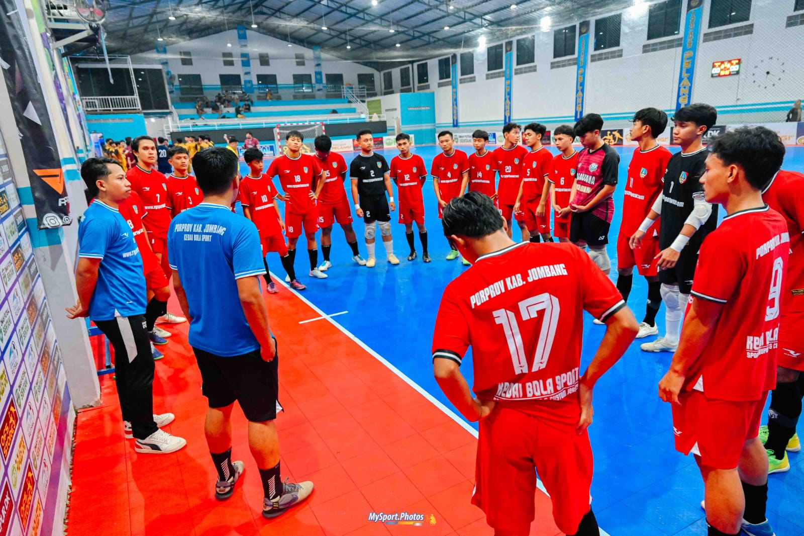 Pelatih memberikan arahan kepada pemain di OFS Futsal Center Jombang