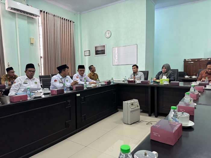 SERIUS: Hearing Kemenag, Dinas P dan K, KKG PAI dengan DPRD Jombang di ruang rapat komisi D, kemarin.