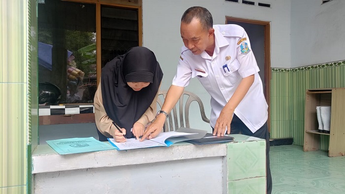 TUGAS MULIA: Zainal Fatoni saat menyerahkan ijazah ke siswa. Kini, Dia kembali menjadi guru PKn setelah jabatan sebagai kepala sekolah habis.rumah alumni, kemarin.