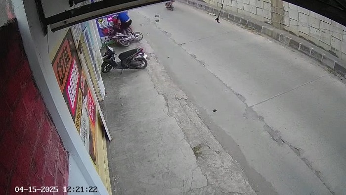 Rekaman CCTV Laka lantas maut menimpa pengendara motor di Jalan Raya Desa/Kecamatan Peterongan, Jombang Selasa, (15/4) siang.