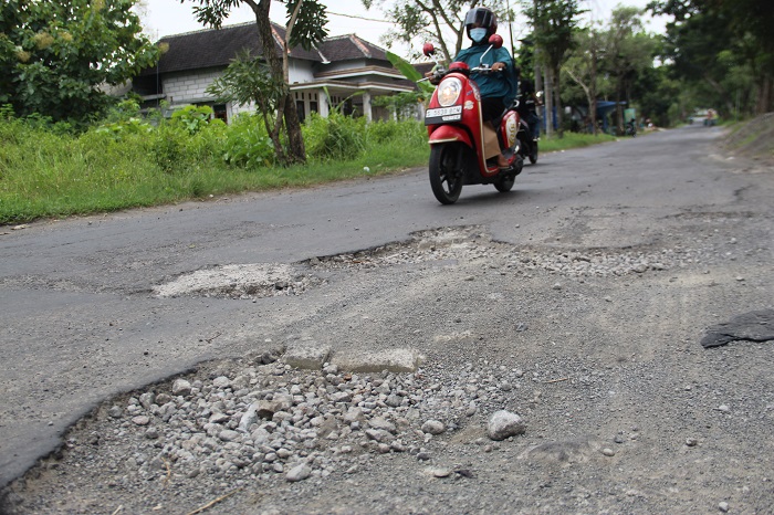 HINDARI LUBANG: Sejumlah pengendara yang melintas di Desa Denanyar hingga Banjardowo Kecamatan Jombang harus berhati-hati agar tak terperosok lubang, (14/4).