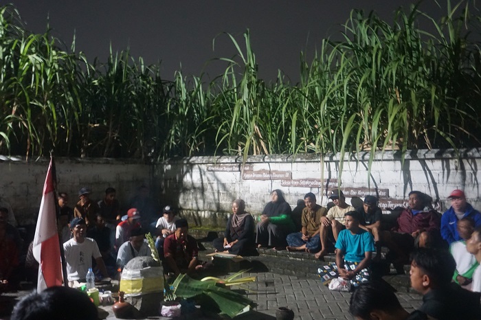 BUDAYA TURUN TEMURUN: Warga Desa Watugaluh melakukan doa bersama di Situs Mpu Sindok saat peringatan hari jadi desa, Kamis (10/4) malam.