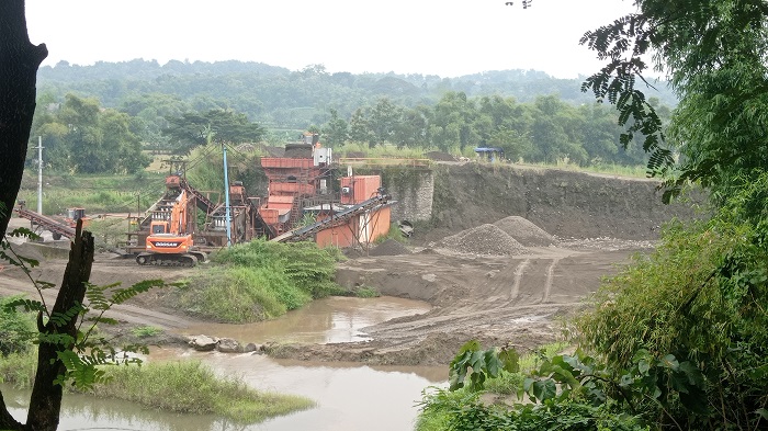 RUSAK LINGKUNGAN: Salah satu contoh kegiatan penambangan di Kabuh Jombang.