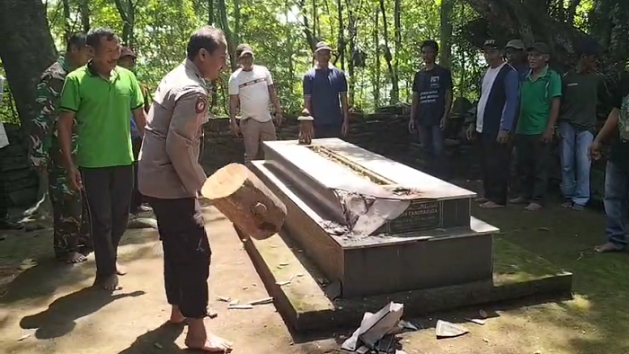 DIHANCURKAN: Warga membongkar makam palsu di Situs Bedander atau Situs Jladri, Dusun Bedander, Desa Sumbergondang, Kabuh, kemarin.