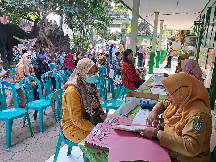ANTRE: Proses PPDB di SDN Kepanjen 2 Jombang (15/6/2024).