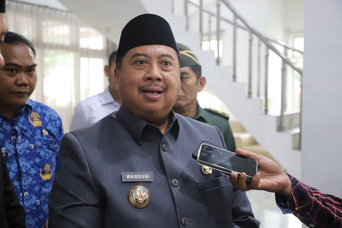 Bupati Jombang Warsubi saat diwawancara Jawa Pos Radar Jombang, Kamis (17/4).