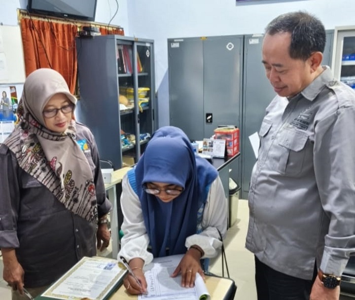 Guru SMKN 2 Jombang saat memantau pengambilan ijazah siswa ke sekolah