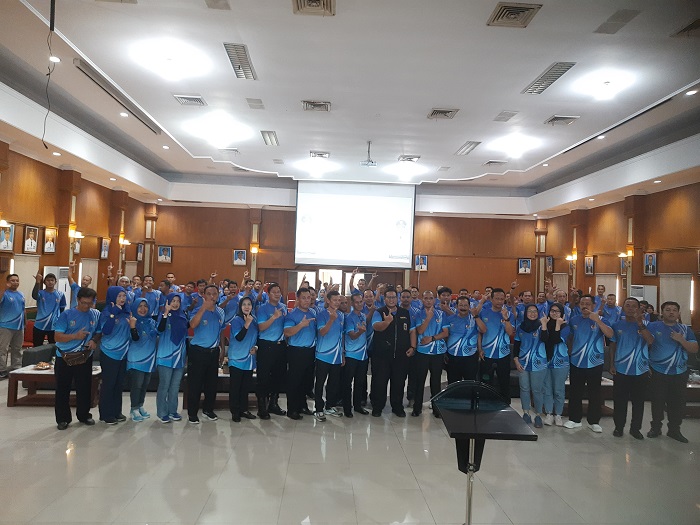 KOMPAK: Plt Asisten 2 Setdakab Jombang, Syaiful Anwar, dan Ketua KONI Jombang, Sumarsono, bersama seluruh peserta RAT di Ruang Bung Tomo Pemkab Jombang, Kamis (17/4).