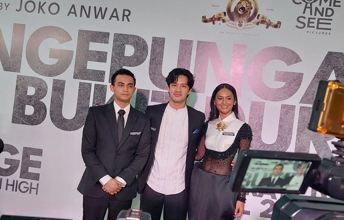 Para pemeran film "Pengepungan di Bukit Duri" Omara N. Esteghlal, Morgan Oey, dan Hana Malasan dalam sesi pemotretan usai pemutaran film yang diselenggarakan di Jakarta, Kamis (10/4/2025). ANTARA/Adim