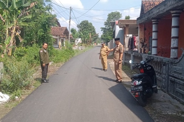 MULUS: Kepala Desa Gedangan Sukarno didampingi perangkat dan pendamping desa saat melakukan pengecheckan akhir kondisi jalan lingkungan yang baru selesai dibangun di Dusun Mojogeneng, Desa Gedangan, K