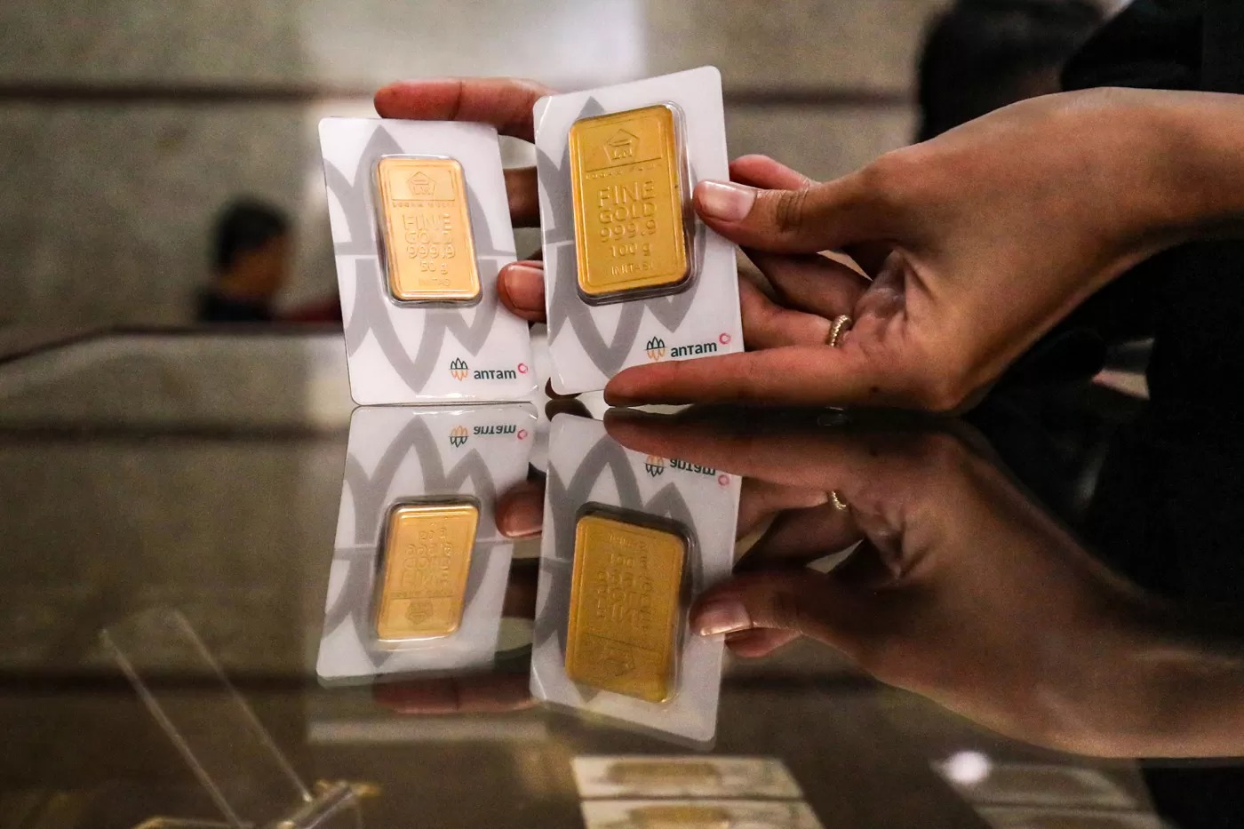 Petugas menunjukkan emas Antam di Butik Emas Logam Mulia PT. Aneka Tambang (Antam) di kantor pusat Jalan TB. Simatupang, Jakarta, Senin (14/4/2025). (Salman Toyibi/Jawa Pos)