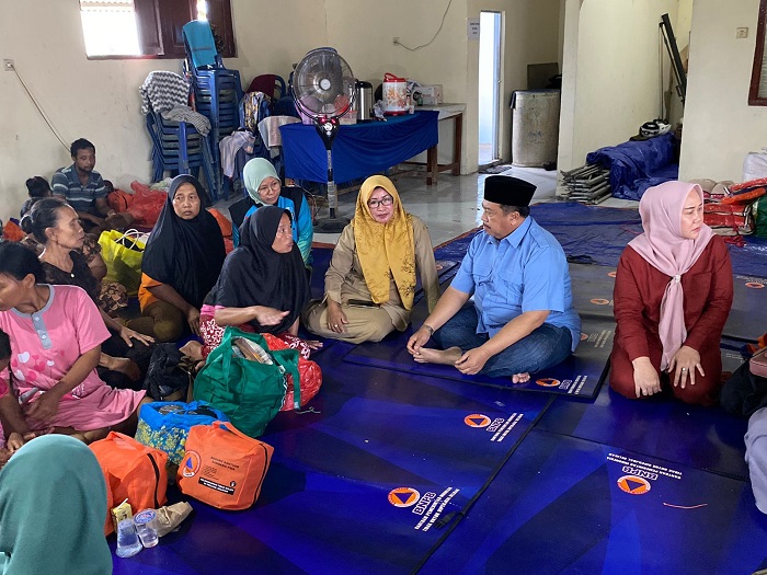 Bupati Jombang Warsubi didampingi istri saat menemui para warga Desa Jombok Kecamatan Kesamben usai dilanda banjir pada 2024