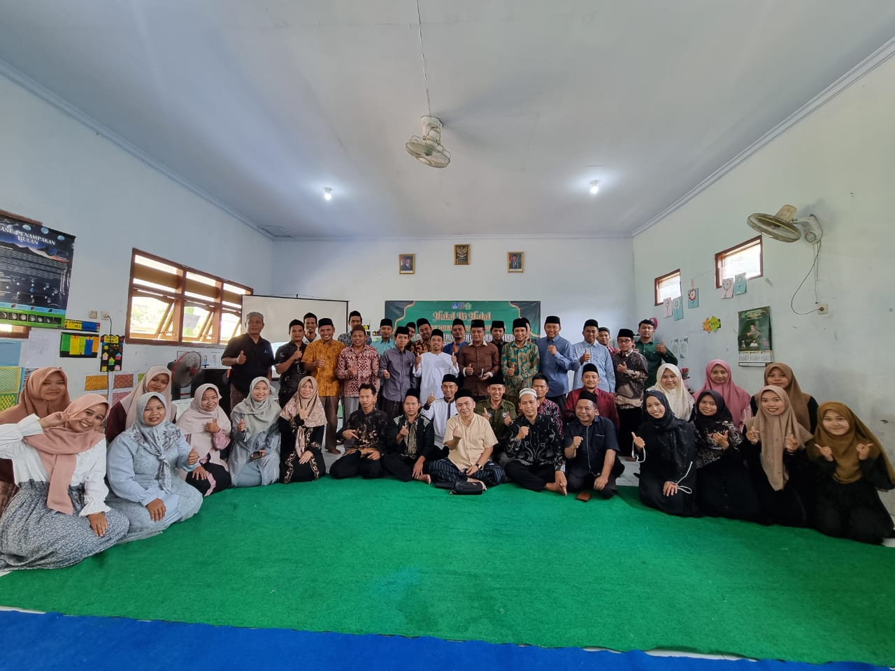 Wakil Ketua DPRD Jombang, HM Syarif Hidayatullah ST MMT (Gus Sentot) saat halalbihalal bersama kelompok kerja pendidikan diniyah Kabupaten Jombang di SDI Sabilulmuttaqin, Peterongan, Sabtu (12/4).