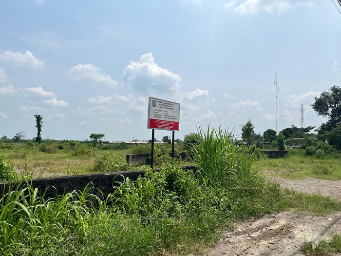 TAK TERAWAT: Pagar tematik di Desa Ceweng, Kecamatan Diwek ditumbuhi rumput