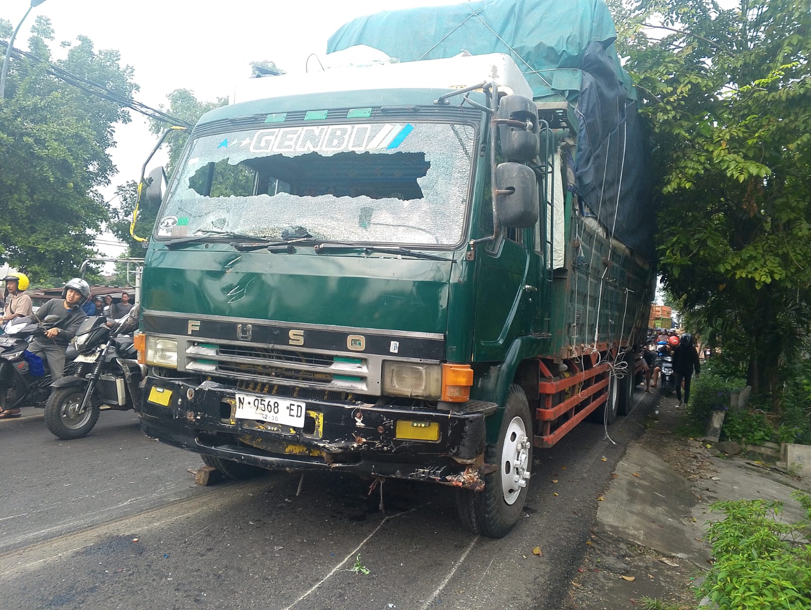 Truk fuso yang menyeruduk 5 kendaraan lain di Simpang Empat Tunggorono Sabtu pagi
