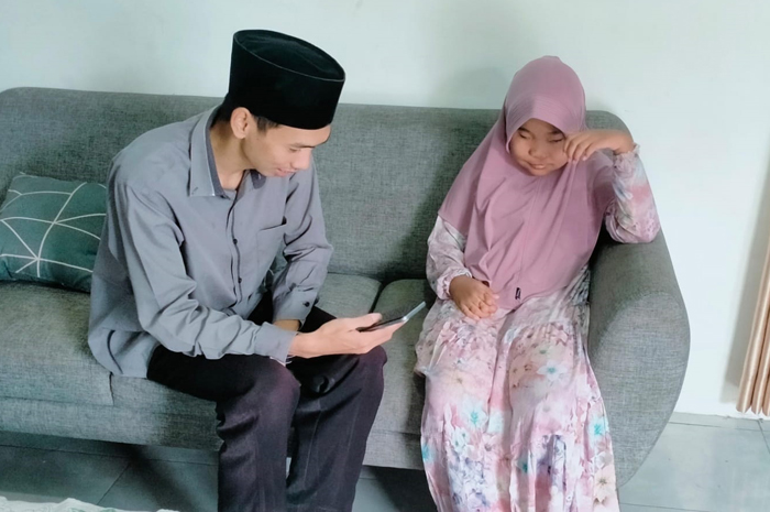INSPIRATIF: Shafira ketika belajar mengaji bersama ustadznya