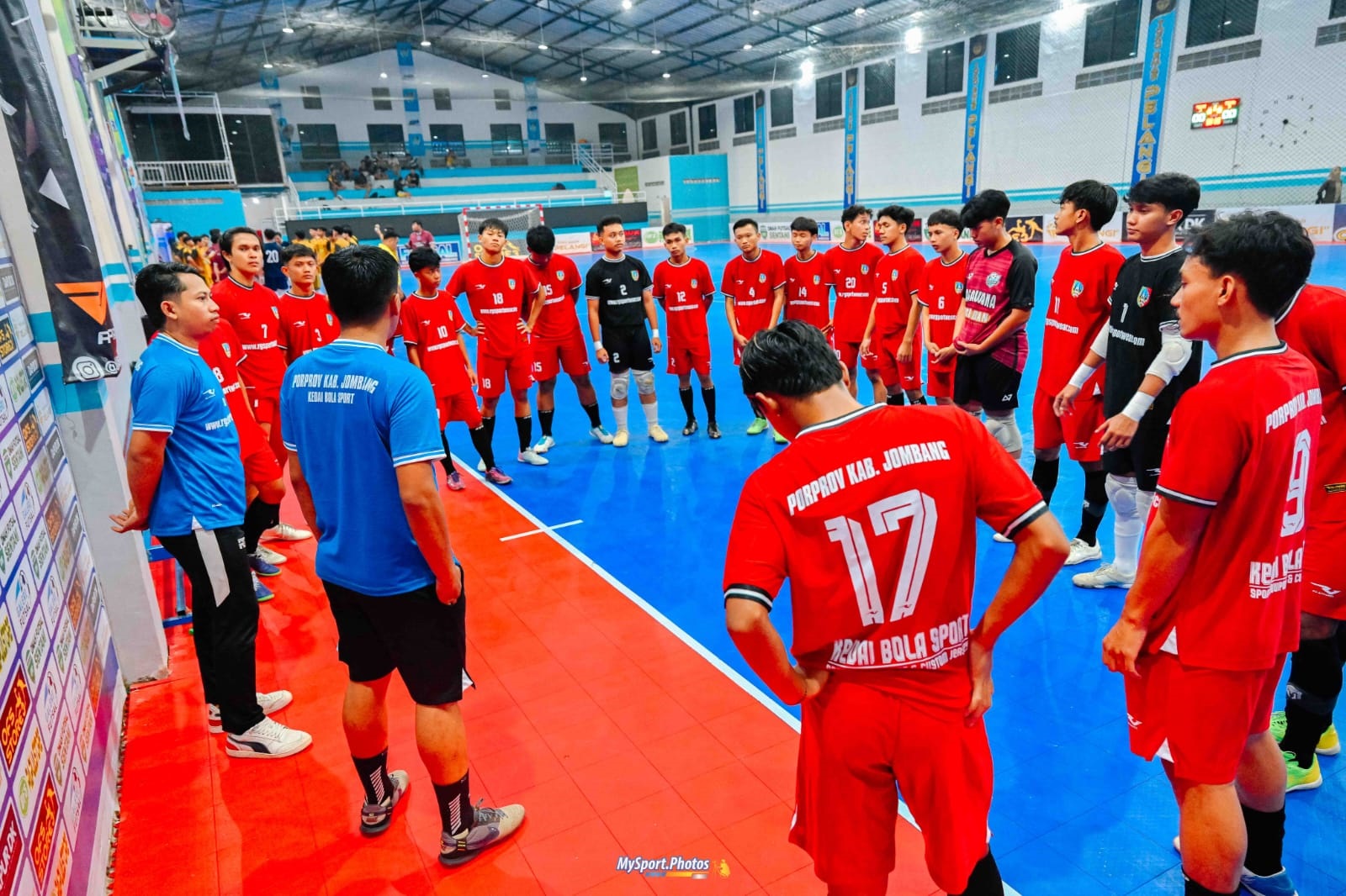 Pelatih memberikan arahan kepada pemain Tim Futsal Jombang di OFS Futsal Center Jombang
