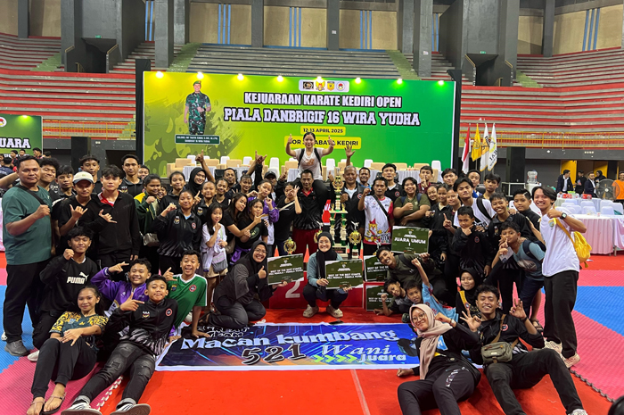 KOMPAK: Gabungan atlet Jombang bersama tim Macan Kumbang 521 pada kejuaraan karate Kediri Open Piala Danbrigif 16 Wira Yudha 13 April.  Borong 26 Medali Kejuaraan di Kediri