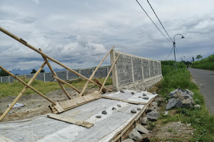 Kondisi bangunan yang akan digunakan untuk kandang ayam di Badang, Ngoro, Jombang