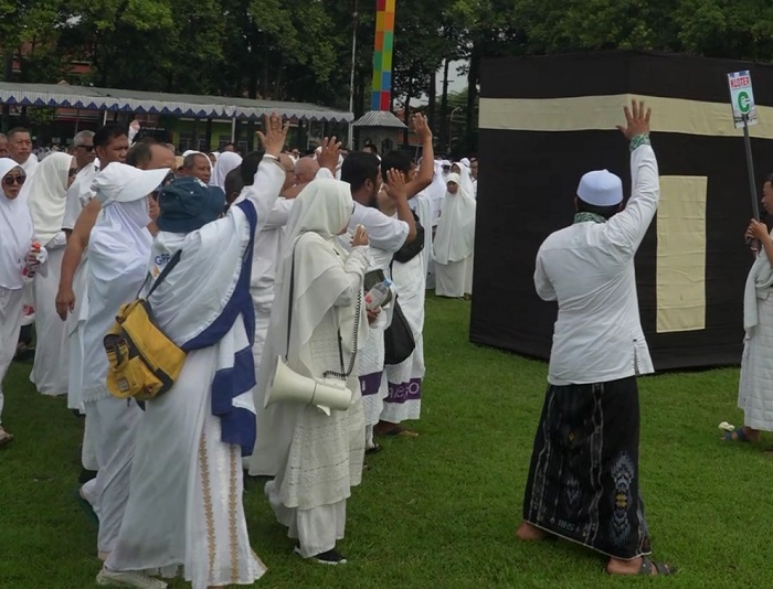 LATIHAN: Ratusan CJH di Jombang mengikuti latihan manasik haji di Alun-alun Jombang, Sabtu (19/4).