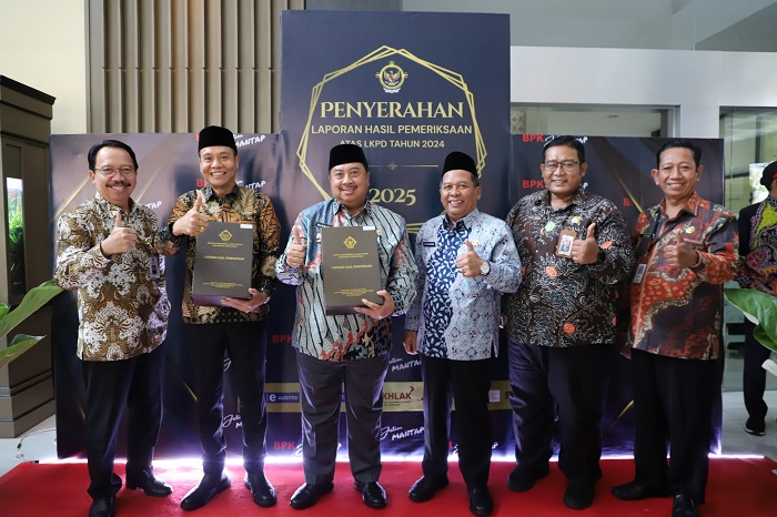 SUKSES: Bupati Jombang Warsubi dan Wabup Jombang Salmanudin Yazid foto bersama Kepala BPKAD Jombang M Nashrulloh beserta jajaran kepala OPD usai menerima opini WTP, Kamis (17/4).