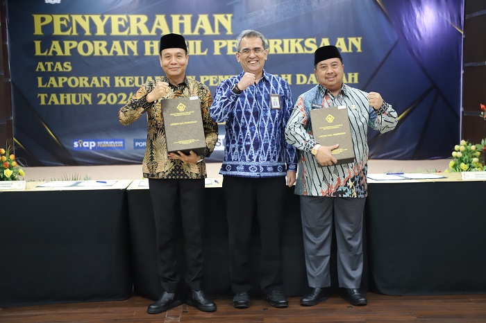 SUKSES: Bupati Jombang Warsubi didampingi Ketua DPRD Jombang Hadi Atmaji menerima penyerahan LHP atas LKPD 2024 Jombang dari Kepala BPK Perwakilan Jawa Timur Yuan Candra Djaisin, Kamis (17/4).
