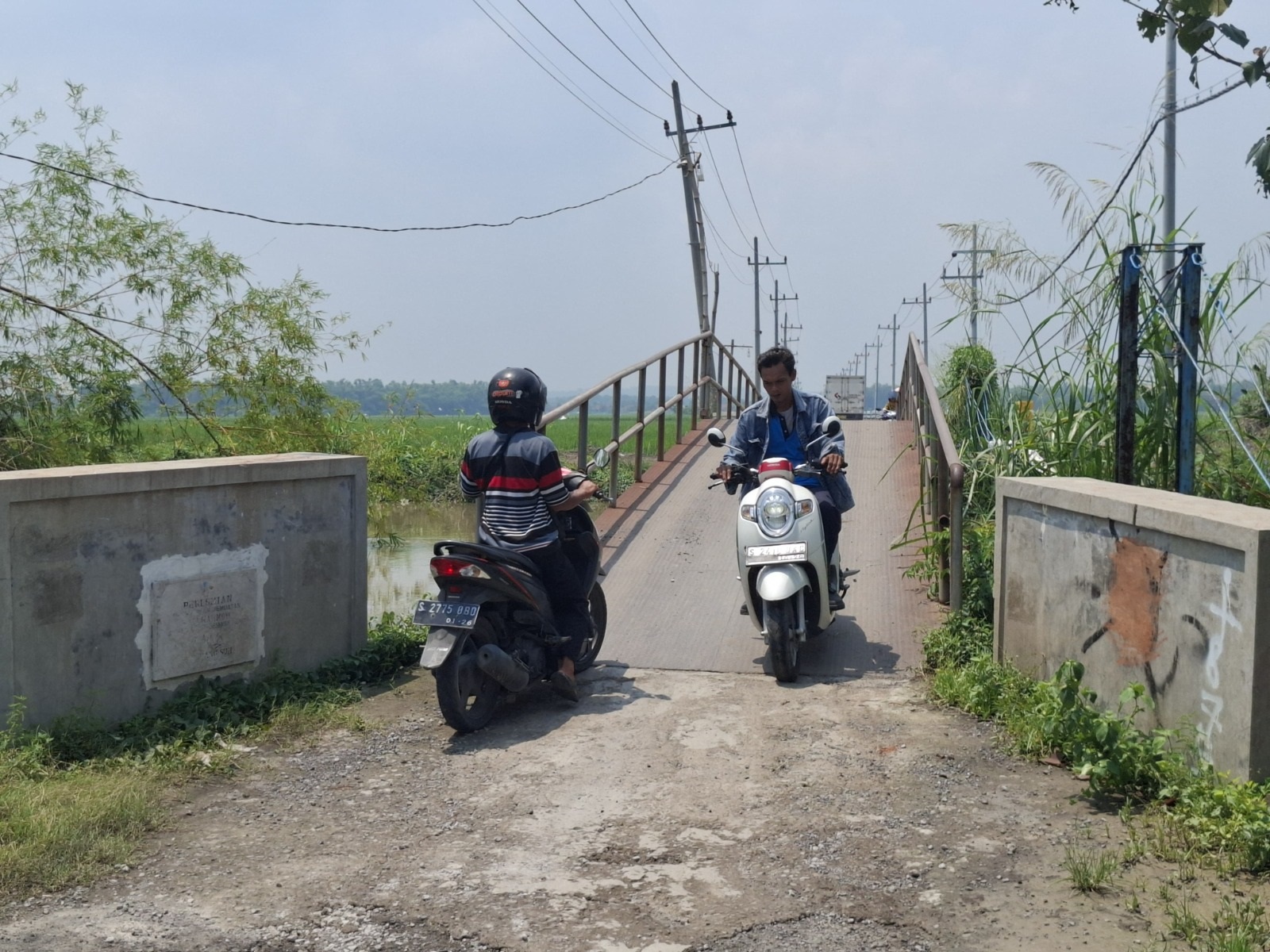 Jembatan pelat besi di IJD Jatigedong Jombang ini belum diperbaiki hingga picu penyempitan
