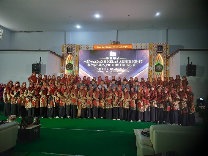 Jajaran ustadzah MAN 4 Jombang usai mengikuti kegiatan muwadaah, Minggu (20/4)