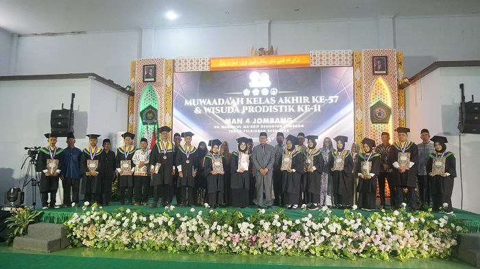 Deretan siswa berprestasi MAN 4 Jombang usai menjalani muwadaah, Minggu (20/4).