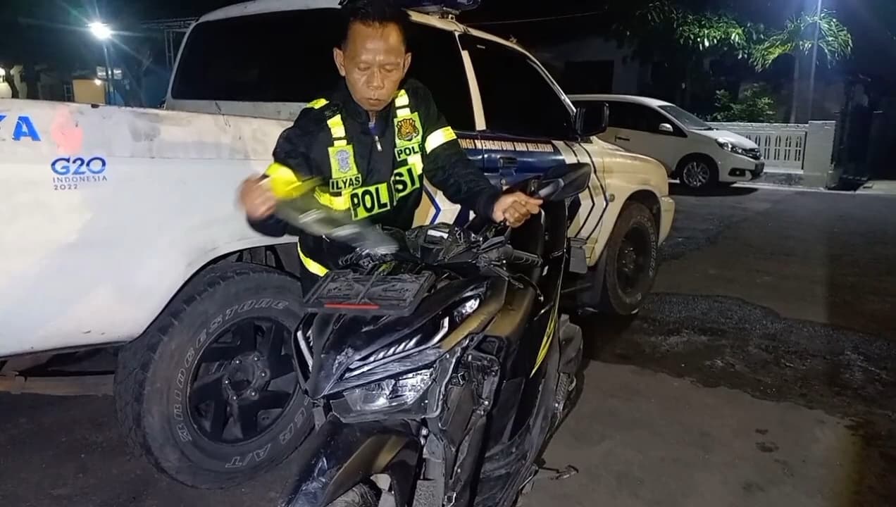 Kecelakaan melibatkan sebuah motor dan mobil terjadi di Jalur Provinsi Jombang-Ploso Desa Mojokrapak, Tembelang Jombang Senin (21/4) dini hari.