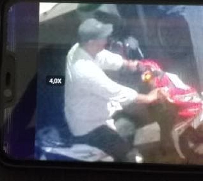 Rekaman Video CCTV yang menunjukkan saat maling beraksi mencuri motor milik pengurus Ponpes Tebuireng Jombang.