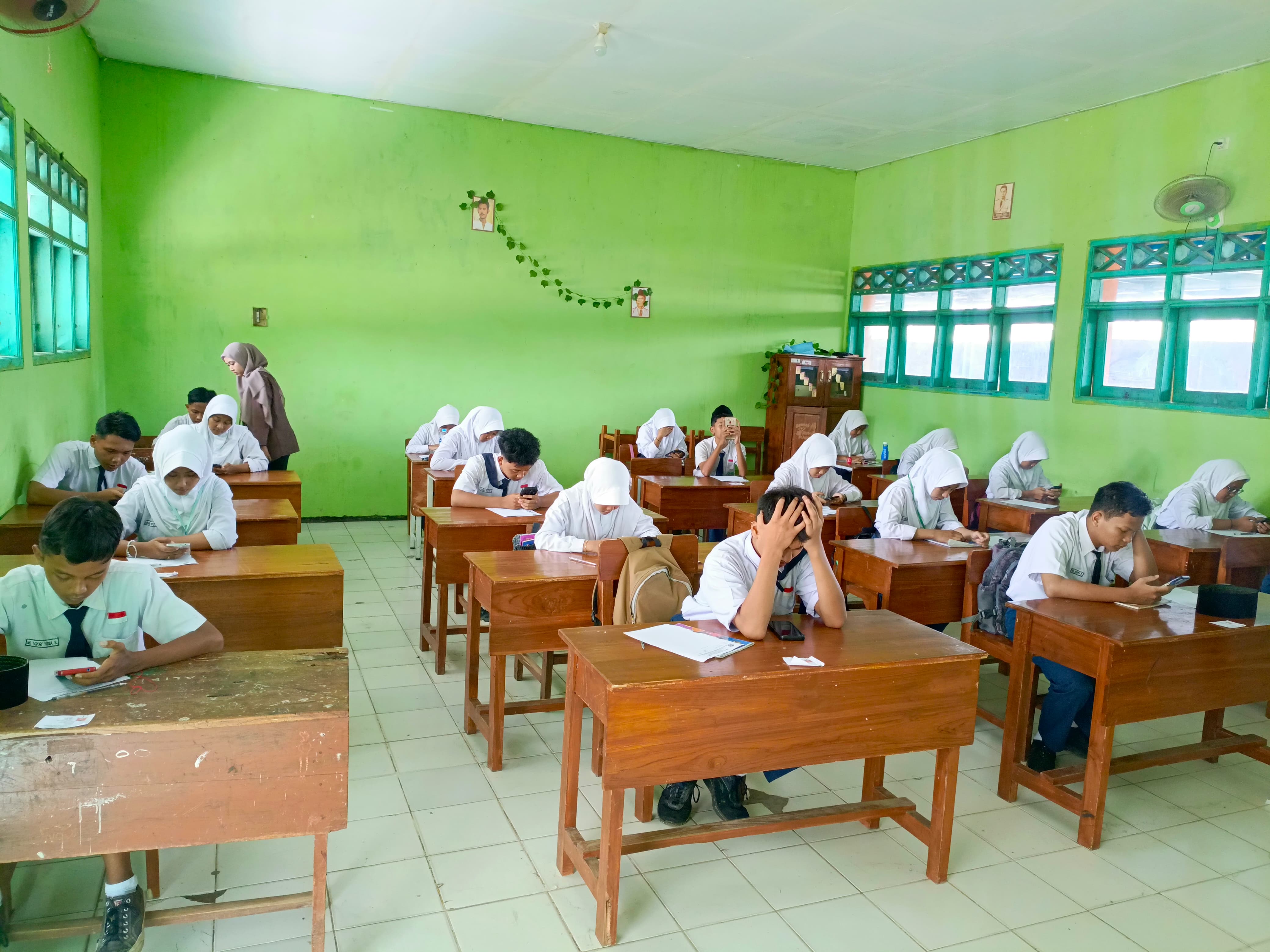 FOKUS: Siswa MTsN 10 Jombang saat mengerjakan ujian madrasah, Senin (21/4).