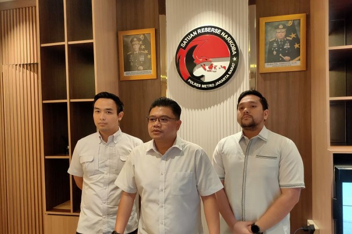 Kasat Resnarkoba Polres Jakbar Kompol Vernal Armando Sambo memberikan keterangan mengenai penangkapan artis berinisial FA terkait penyalahgunaan narkoba, Selasa (22/4/2025). ANTARA/Risky Syukur
