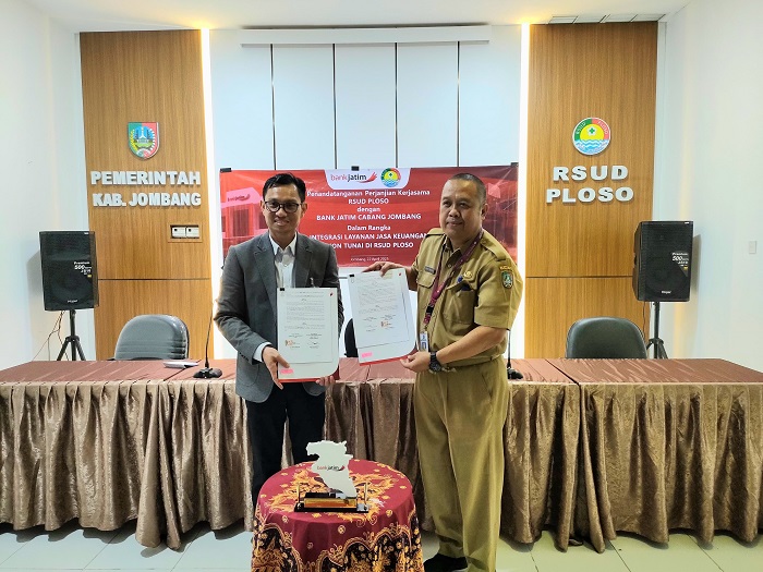 SINERGI: Pemimpin Bank Jatim Cabang Jombang Hanif Julhamsyah mendantangani  Perjanjian Kerja Sama dengan Direktur RSUD Ploso dr. Hendri Marzuki, (22/4).