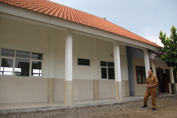 TEMPAT SEMENTARA: Kepala SKB Mojoagung Thohari saat menunjukkan ruang kelas yang akan digunakan sebagai tempat KBM sekolah rakyat.