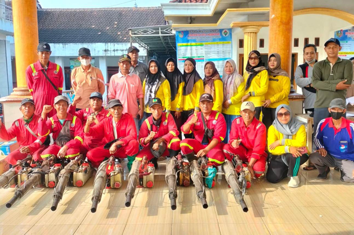 TANGGAP: Seluruh jajaran perangkat Desa Kedungpari turut berpatisipasi saat kegiatan fogging.