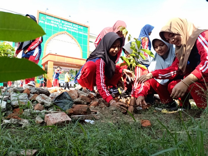 MAN 3 Jombang di PP Bahrul Ulum Tambakberas punya cara unik nan bermanfaat dalam memperingati Hari Bumi 2025