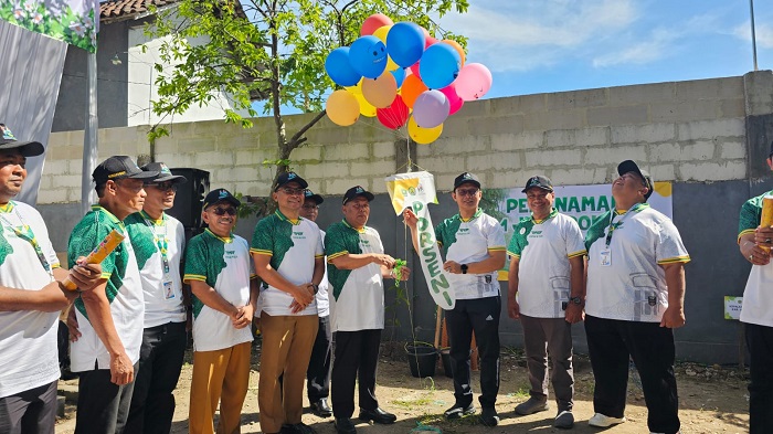 MERIAH: Wabup Gus Salman dan Kepala Kemenag Jombang Dr Muhajir melepaskan balon tanda pembukaan Porseni MI di halaman MIN 1 Jombang, Selasa (22/4).