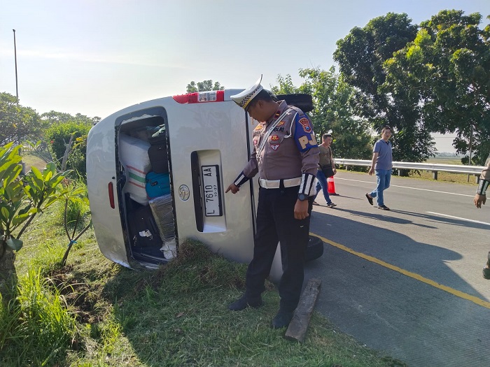 Kecelakaan tunggal menimpa sebuah mobil Toyota Hiace yang sedang penuh penumpang di KM 688 B Tol Jombang Mojokerto Rabu (23/4) siang.