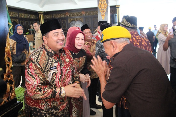 SILATURAHMI: Bupati Jombang saat silaturahmi dengan para pensiunan Bupati, kepala OPD hingga ASN di lingkup Pemkab Jombang, Selasa (22/4).
