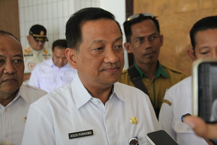 Sekdakab Jombang Agus Purnomo memberikan penjelasan kepada wartawan.
