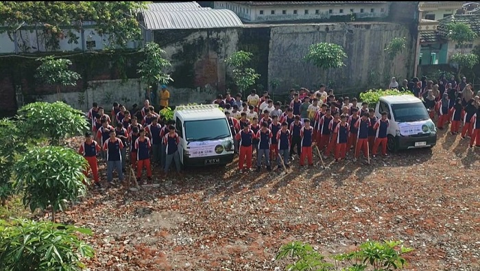 PEDULI: Guru dan siswa saat membersihkan Kali Jombang Wetan, kemarin.