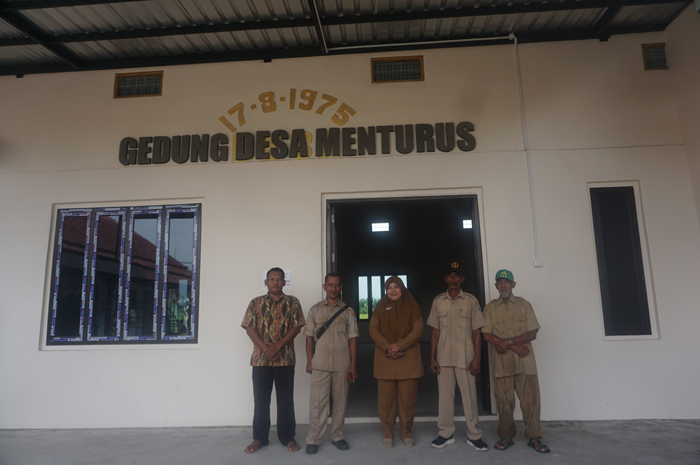 UNTUK MASYARAKAT: Kepala Desa Menturus Nyamiati didampingi perangkat desa saat menunjukkan gedung serbaguna desa.