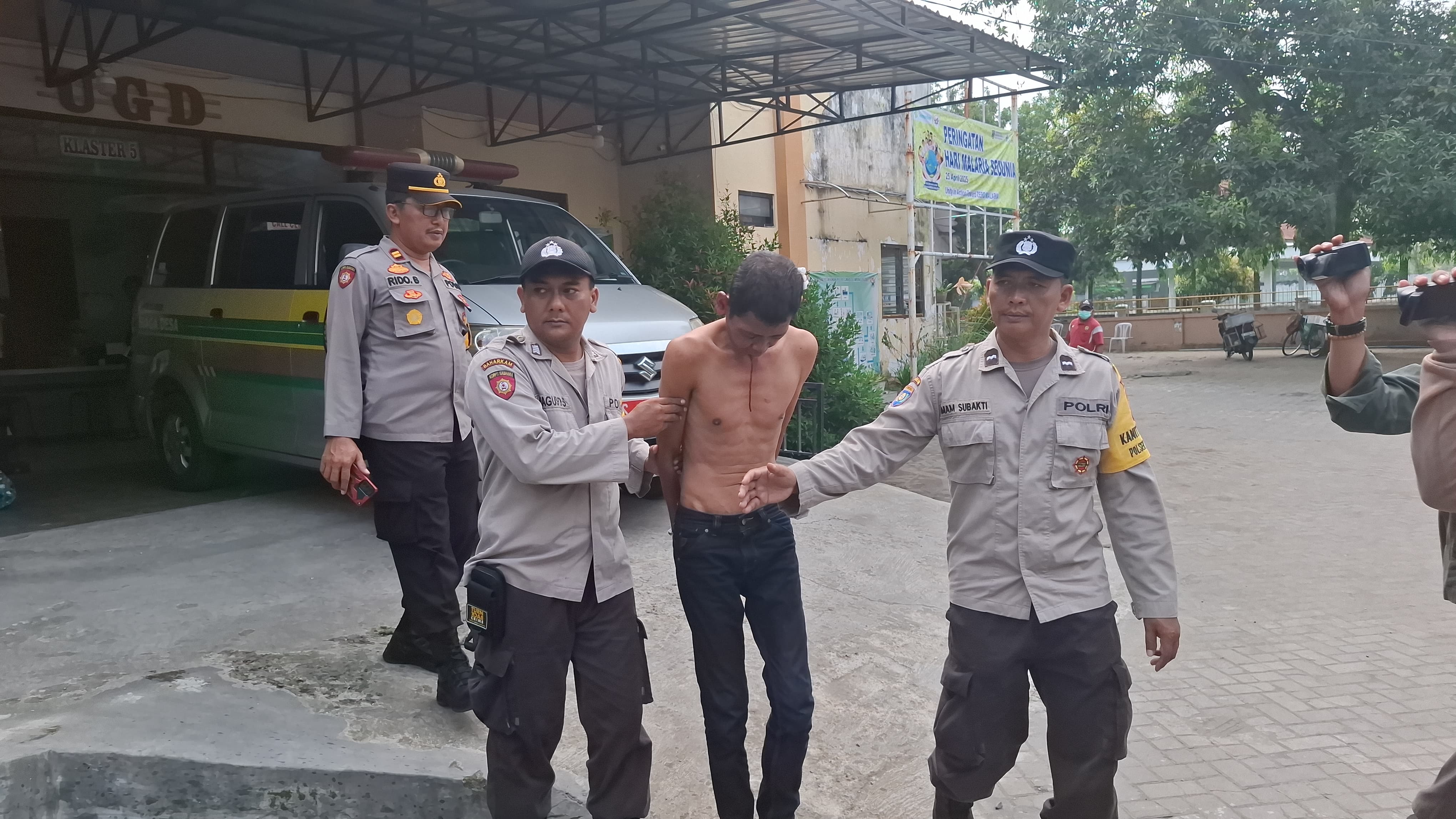 Pelaku pencurian saat digiring polisi usai dimassa