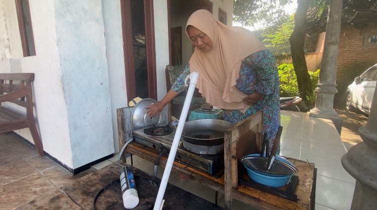 Masruroh, 61 warga Desa Kwaron Kecamatan Diwek Jombang yang kena denda PLN 12 juta