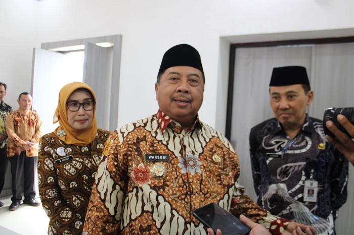 Bupati Jombang warsubi saat memberikan penjelasan kepada wartawan, Kamis (25/4)