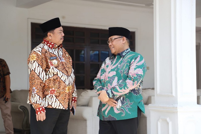 Bupati Jombang Warsubi bertemu Rektor UPN Veteran Jawa Timur Prof  Dr Ir Akhmad Fauzi di Pendopo Kabupaten Jombang, Kamis (24/4).