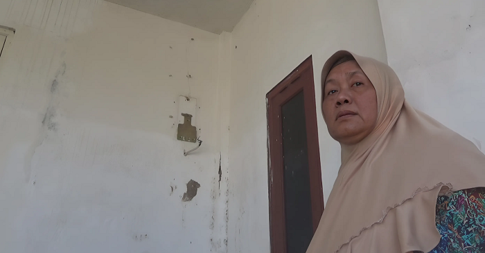 Masruroh, 61 janda penjual gorengan asal Dusun Blimbing Desa Kwaron Kecamatan Diwek, Kabupaten Jombang yang kena denda denda tagihan Listrik Rp 12 Juta